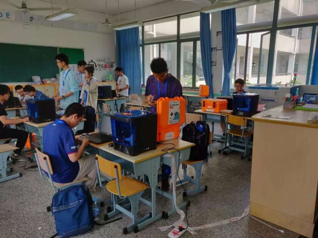 比賽在緊張的氣氛中有條不紊的進(jìn)行著，許多選手都是兩耳不聞周圍事，一心埋頭搞創(chuàng)造。