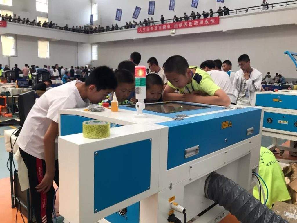 雷小宇擁有精確高效的特性，深受小創(chuàng)客們喜愛(ài)，只需要等待短短幾分鐘，小選手們就能拿到與自己設(shè)計(jì)的分毫不差的結(jié)構(gòu)件，組裝，將自己的創(chuàng)意變?yōu)楝F(xiàn)實(shí)。